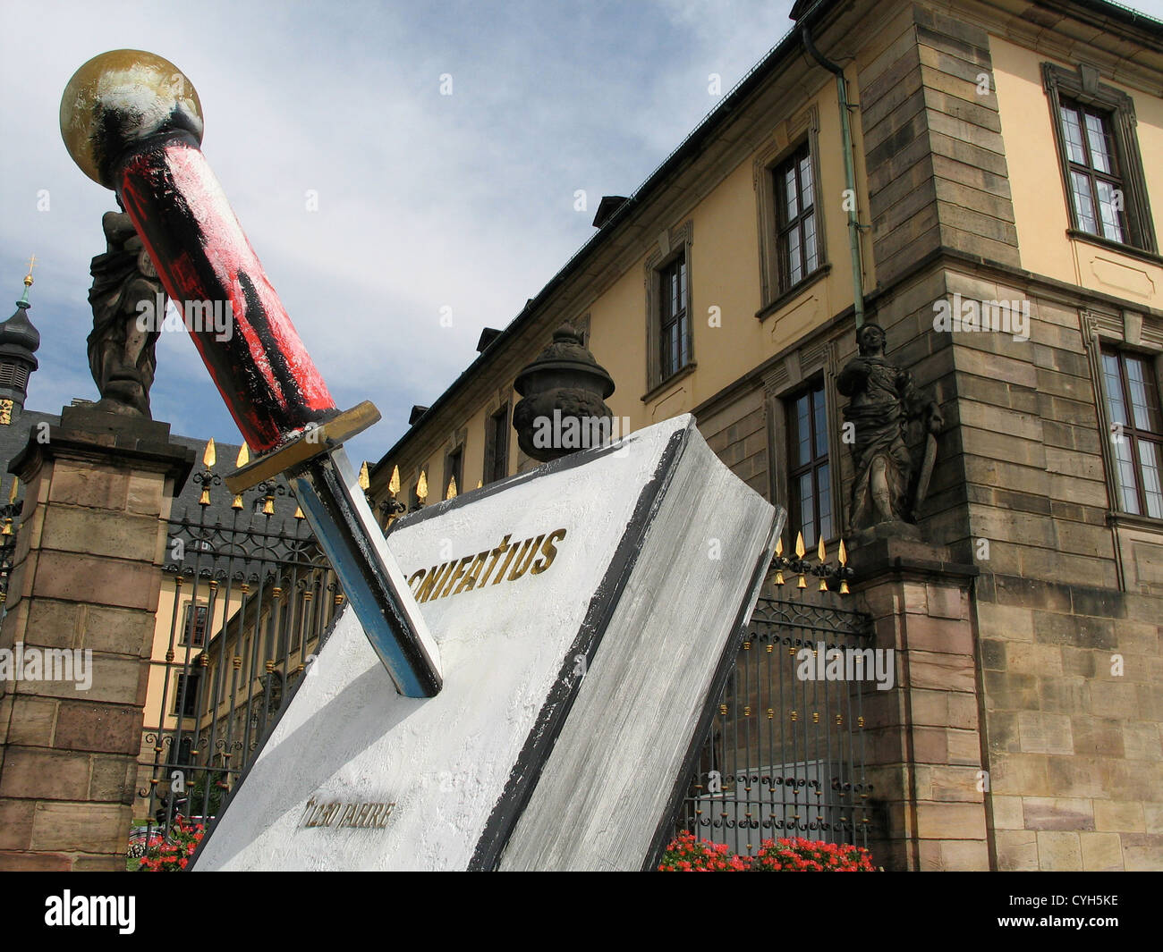 Das steinerne Denkmal der einen Dolch durch die Bibel steht vor Fulda Dom in Fulda, Deutschland. Stockfoto