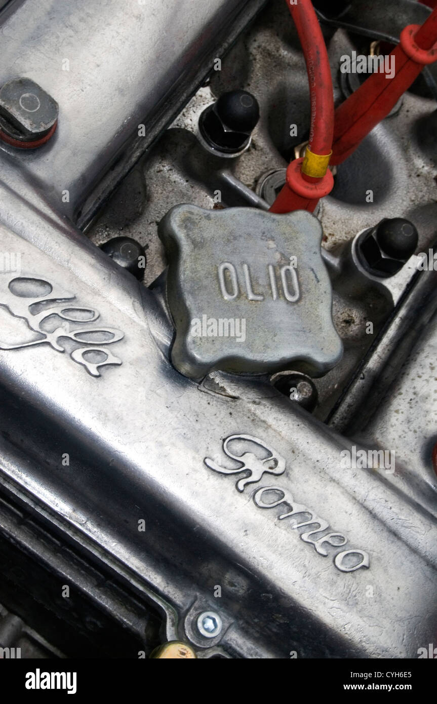 Detail-Bilder des Motors eines Oldtimers von Alfa Romeo. Stockfoto