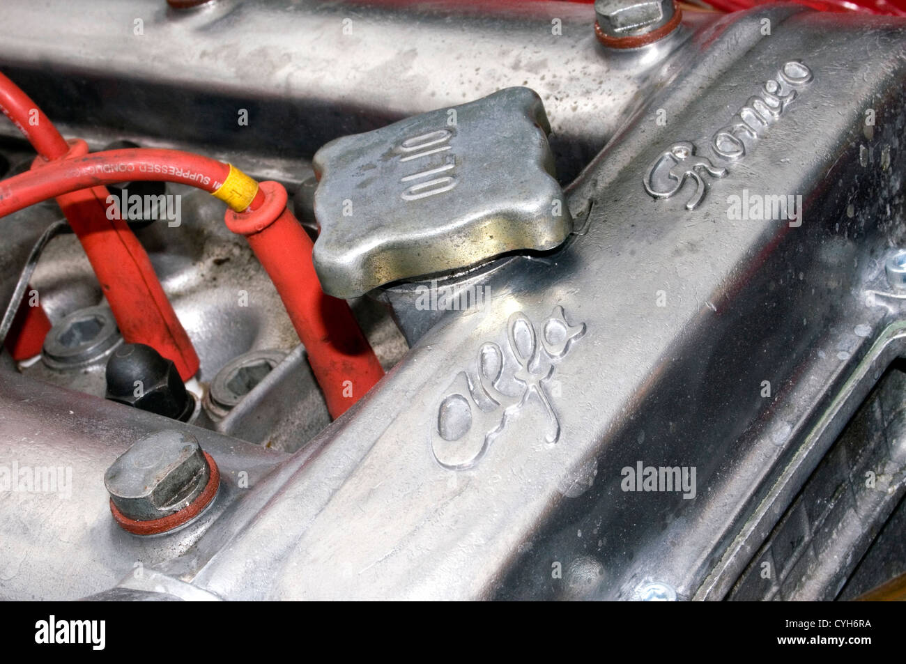 Detail-Bilder des Motors eines Oldtimers von Alfa Romeo. Stockfoto
