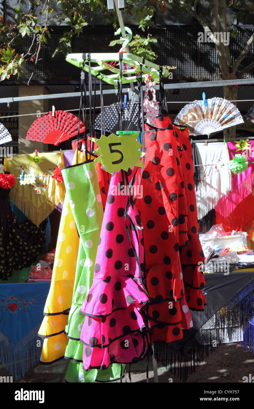 Souvenir spanischen Flamenco-Kleider, Accessoires zum Verkauf El Rastro Straße Sonntagsmarkt, Madrid. Stockfoto