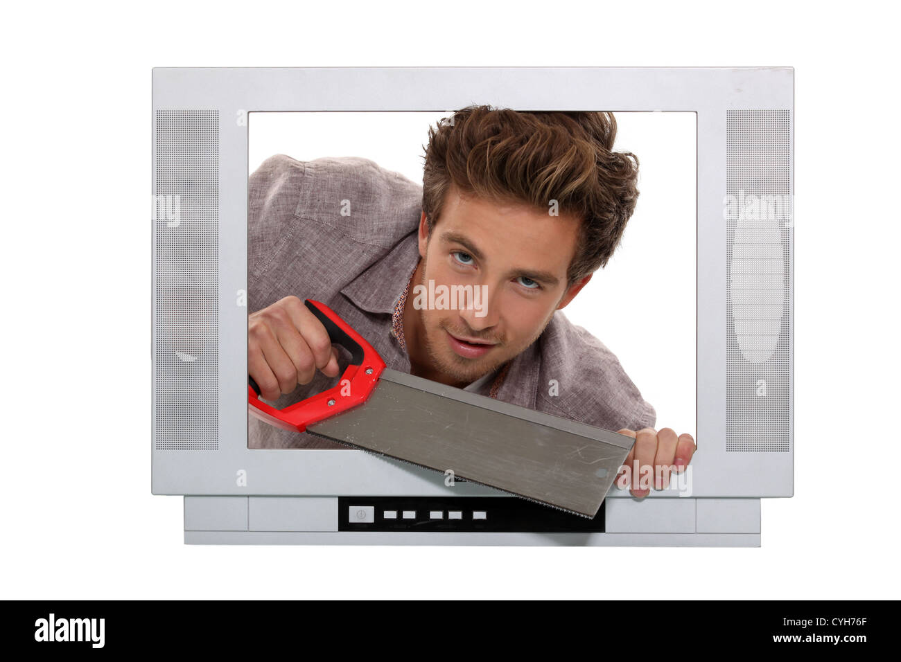Mann mit einer Säge in ein TV-Gerät Stockfoto