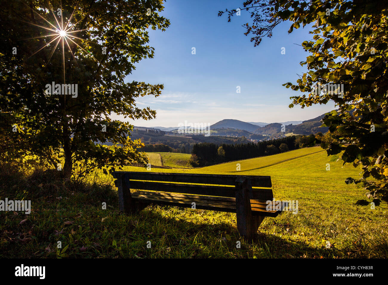 Eine Parkbank mit einer schönen Talblick, in der Bergregion im Sauerland, einem nordwestlichen Teil von Deutschland. Stockfoto