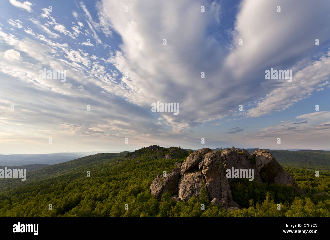 Wolkengebilde über Bergen, Süd-Ural, Russland Stockfoto