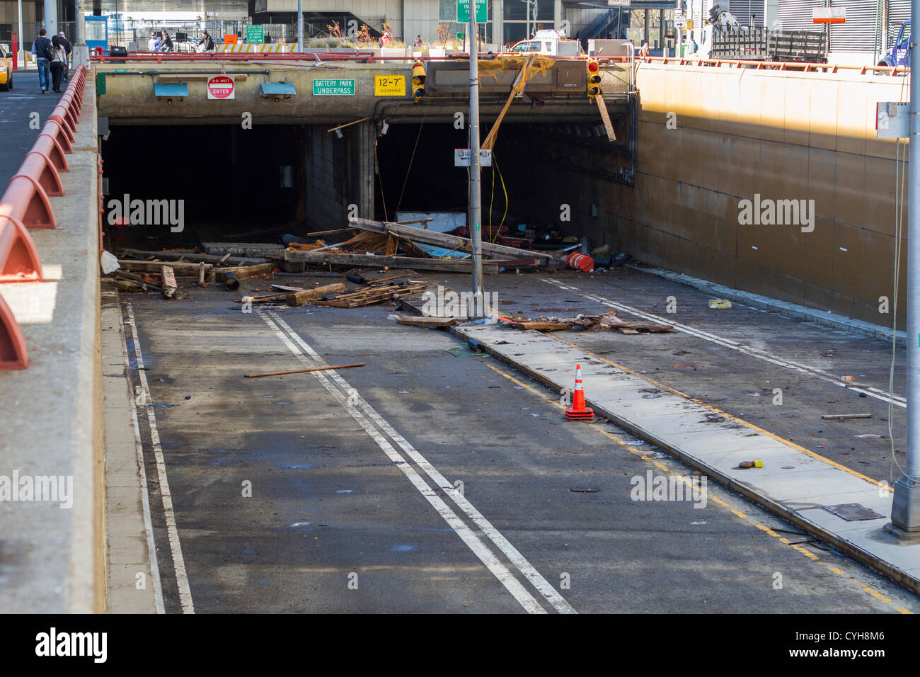 New York City, November 4. 2012. ein Tunnel in Lower Manhattan wurde vollständig mit Wasser durch Hurrikan Sandy gefüllt. Von Pumpen Tage des Tunnels trocken aber noch übersät mit Schutt. Stockfoto