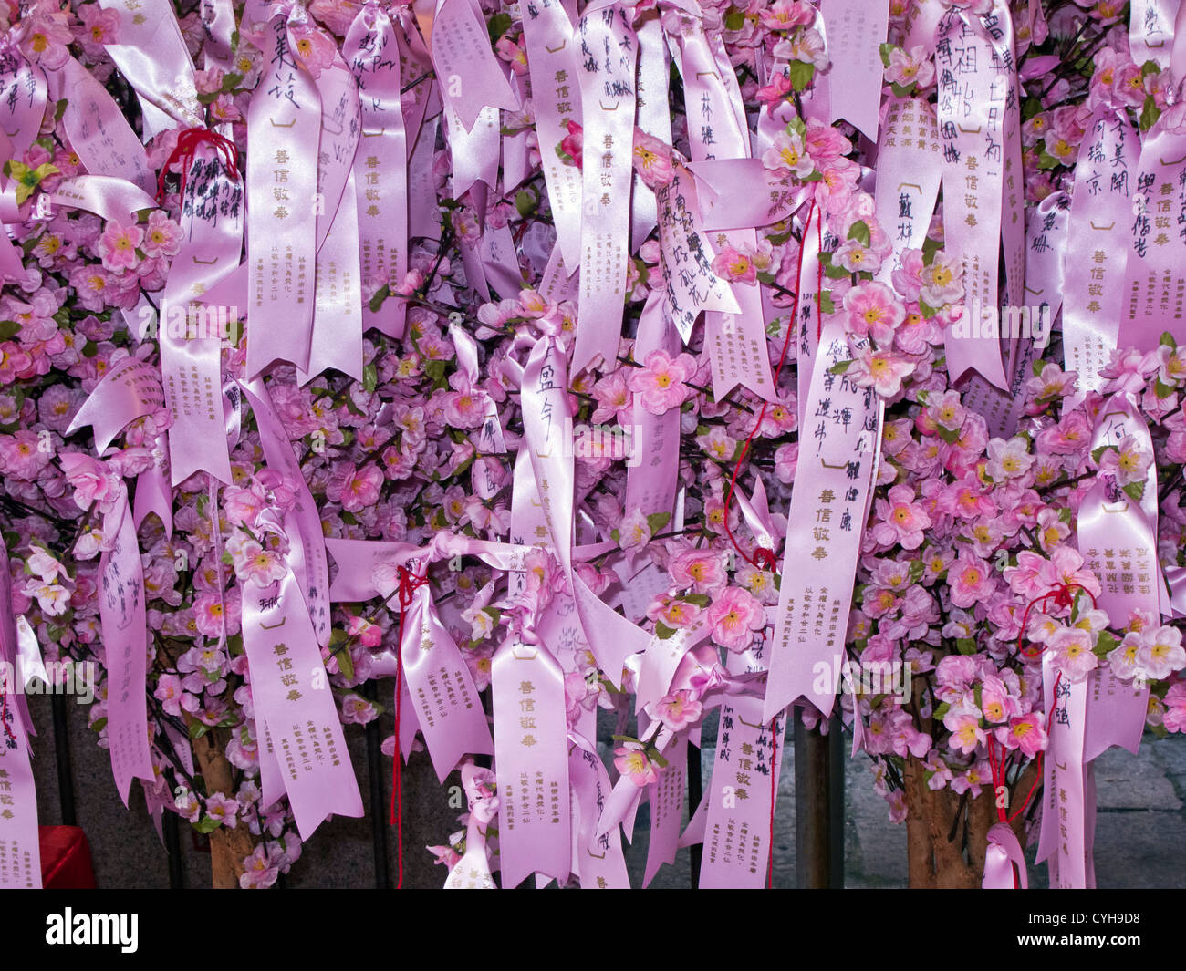 Nachrichten und Blumen an den Man Mo Tempel, Hong Kong Stockfoto