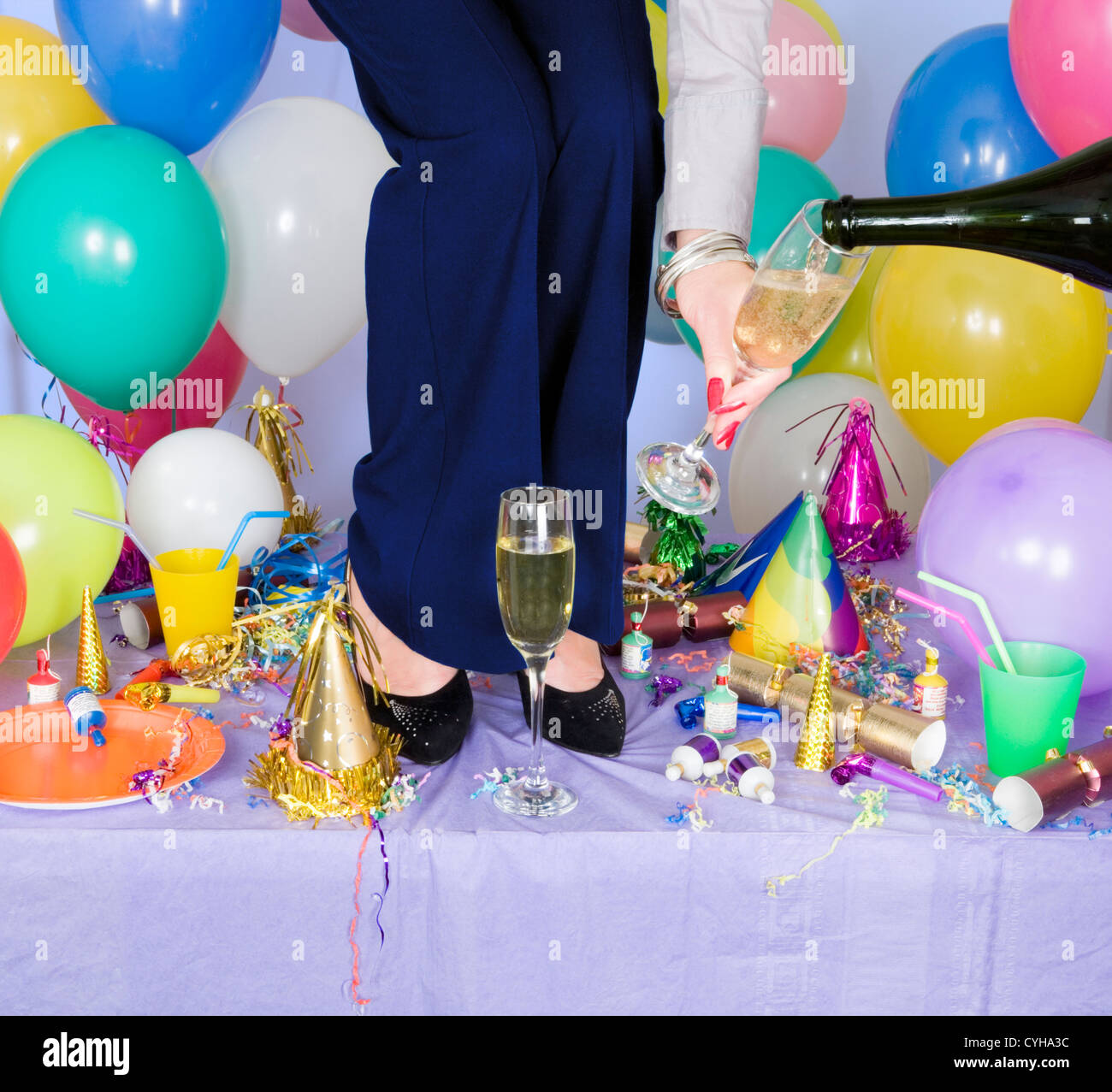 Frau mit Glas Champagner auf dekorierte Party Tisch stehend Stockfoto