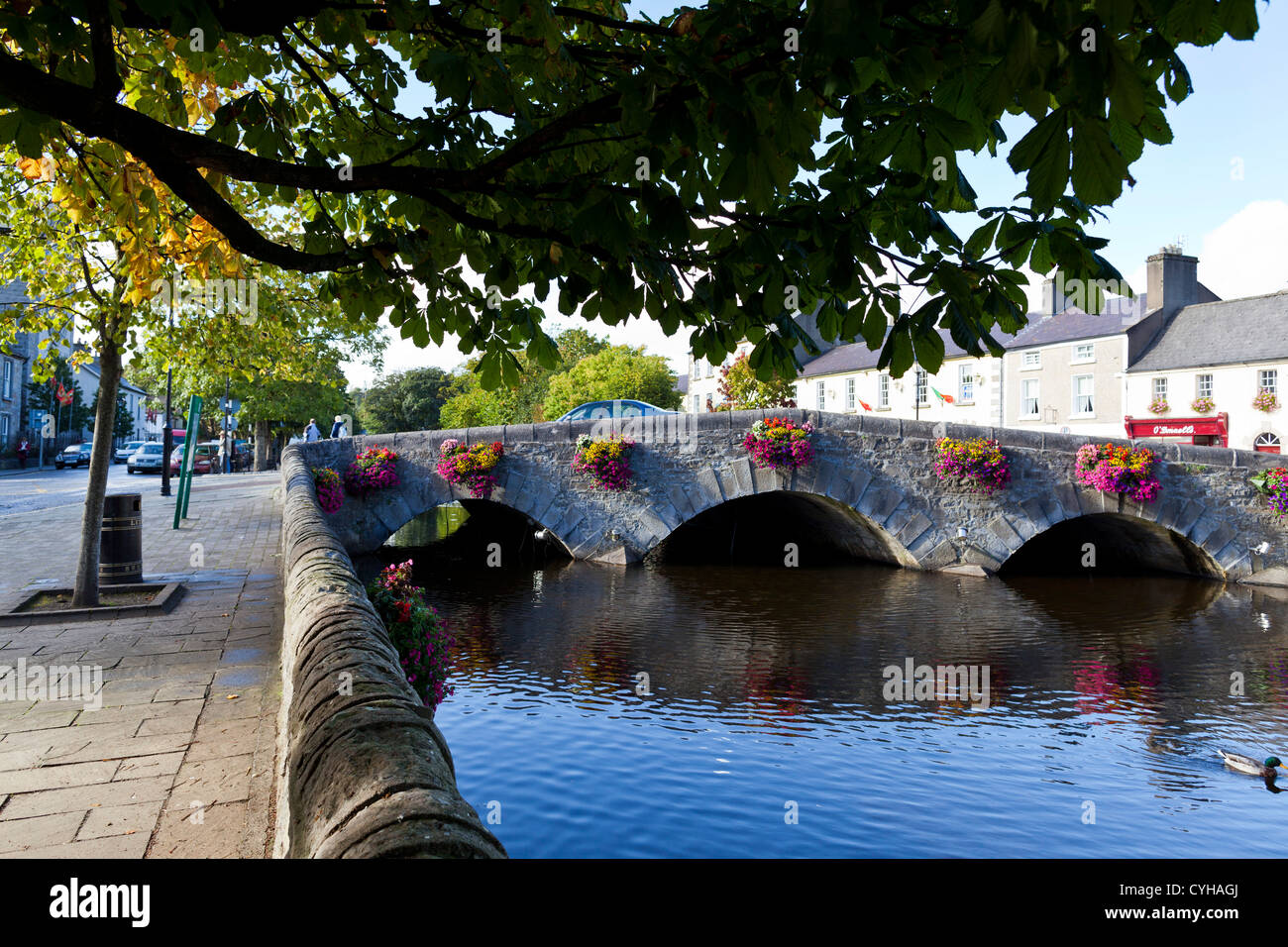 Die Mall entlang des Carrowbeg Flusses in Westport, County Mayo, Irland Stockfoto