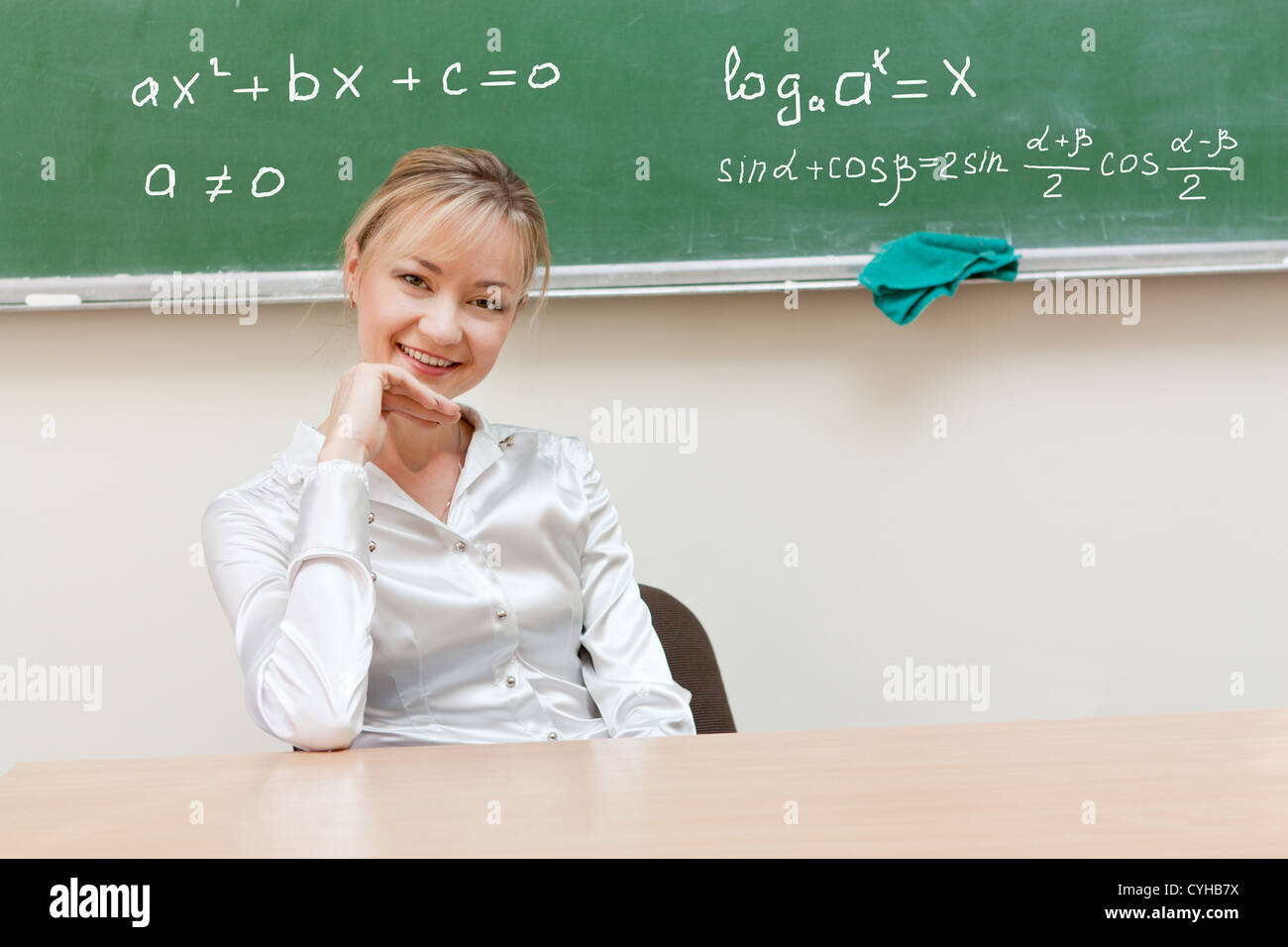 Der Lehrer im Klassenzimmer auf Tafel Hintergrund. Stockfoto