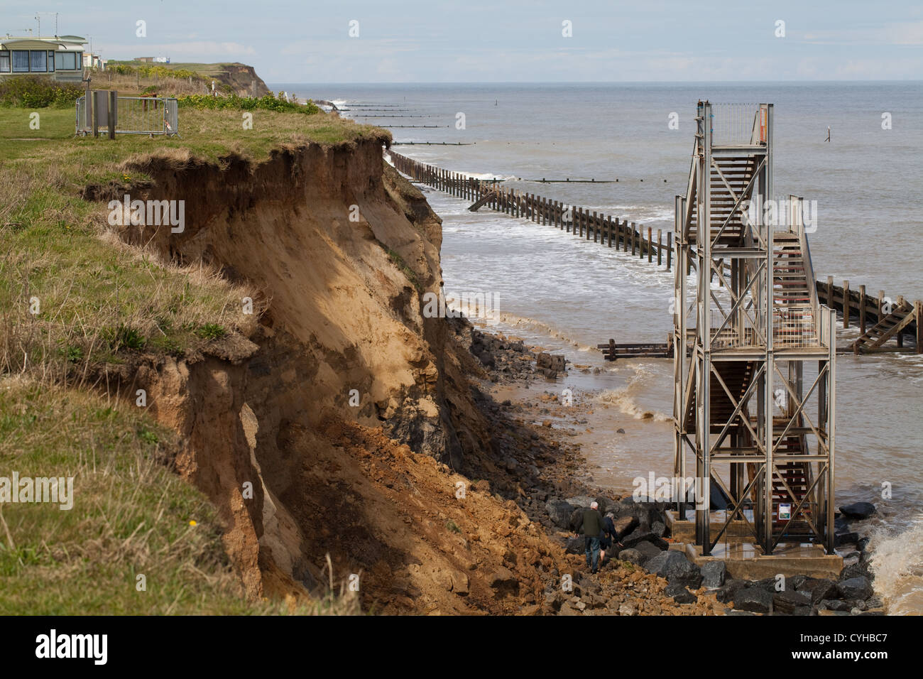 Klippe Gesicht Erosion, Zerstörung durch Umbrüche und Verschiebung von Kraft und macht der Nordsee gemacht. Happisburgh. Norfolk. Stockfoto
