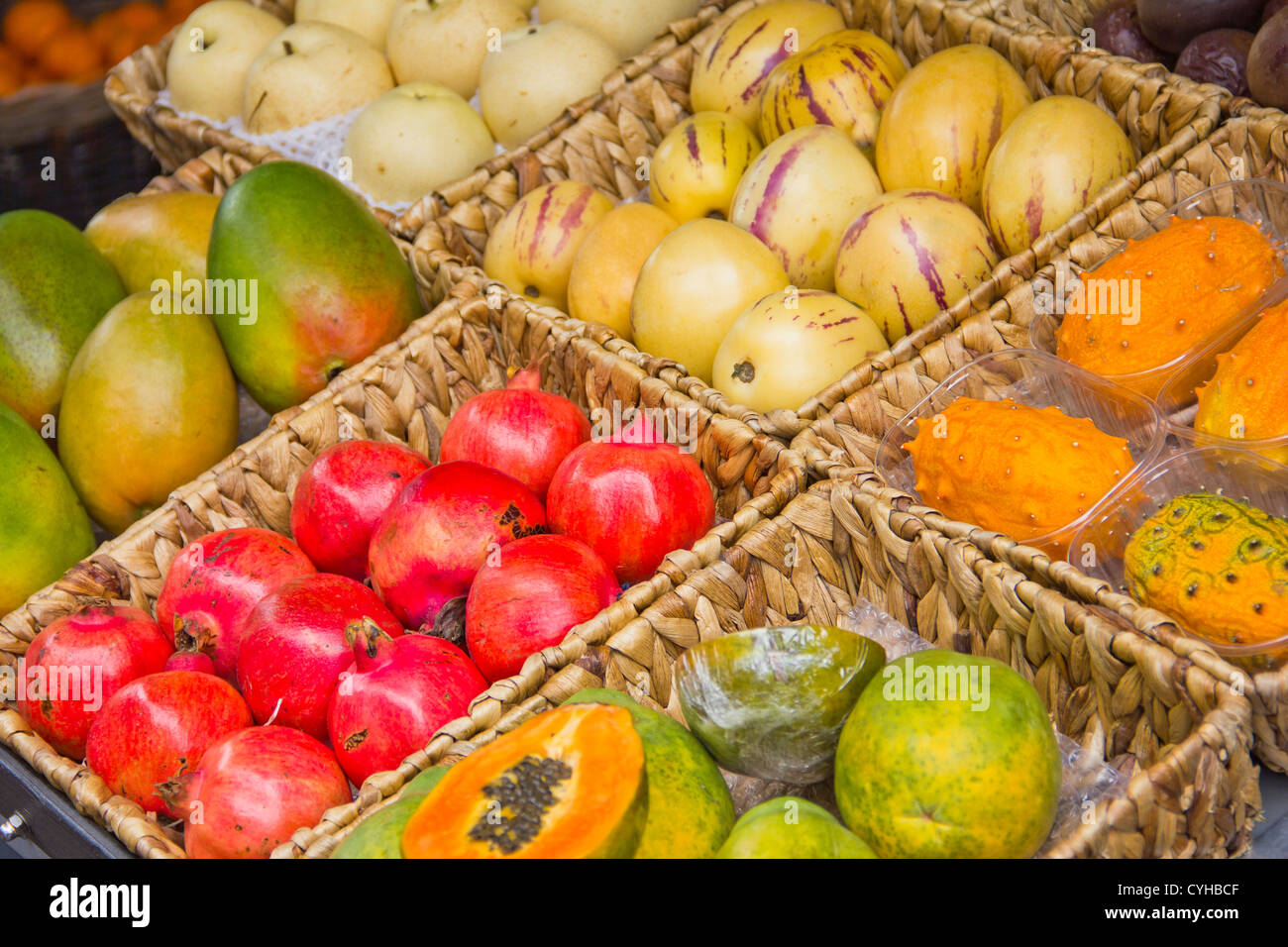 Obst-Display in einem Straßenmarkt Stockfoto