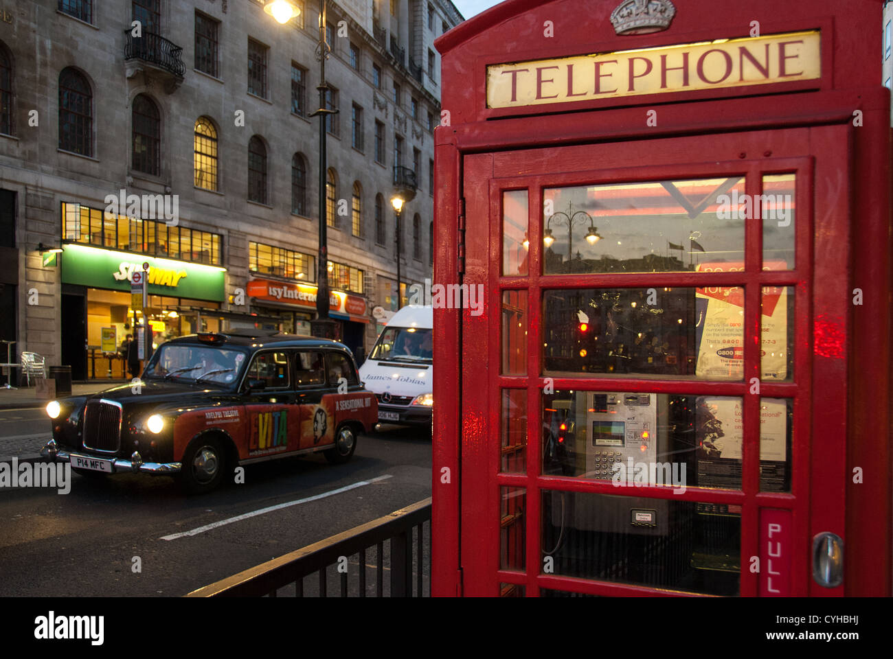 Rote Telefonzelle und schwarzen Taxis am 10. April 2007 in London. Stockfoto