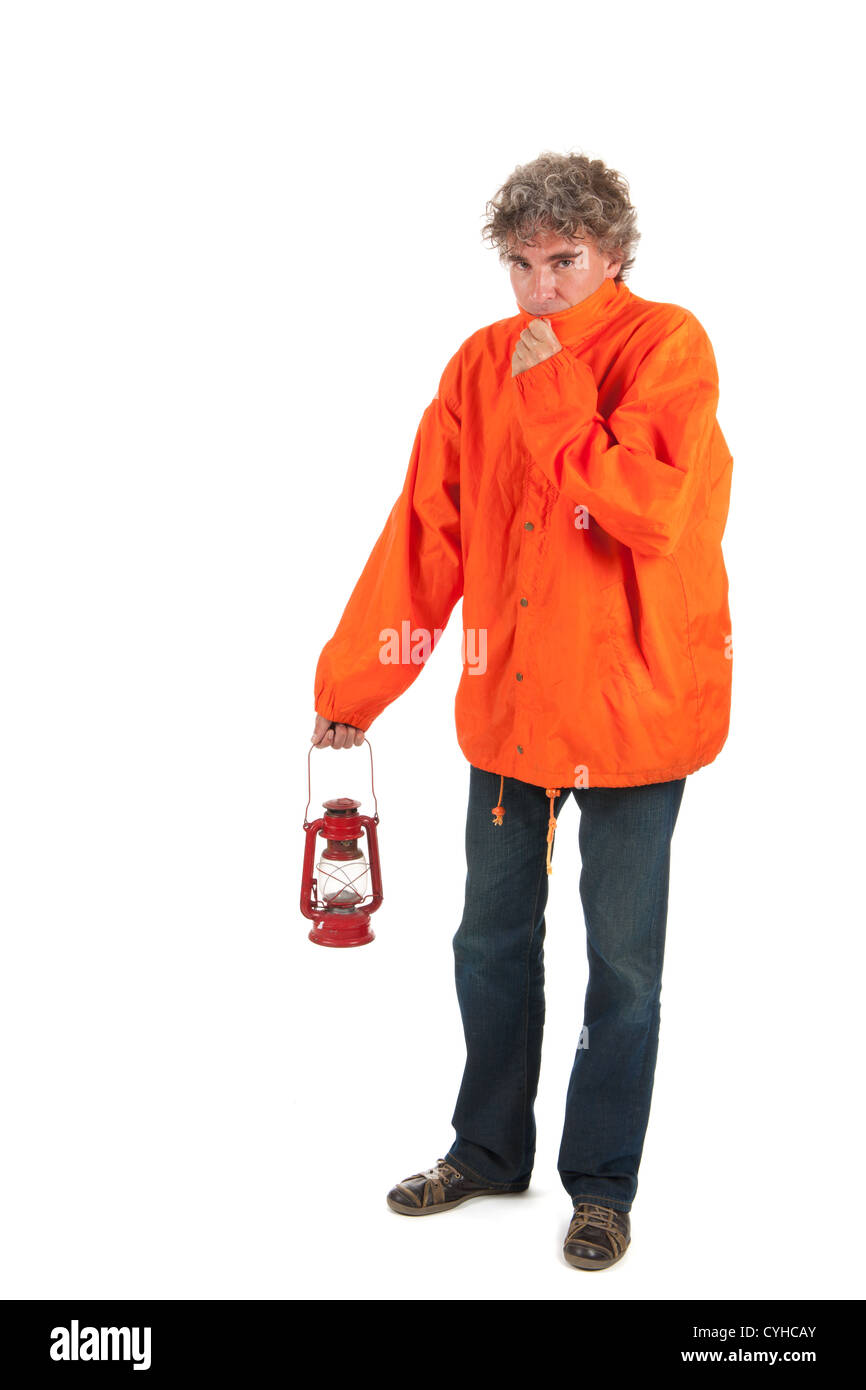 Mann zu Fuß bei schlechtem Wetter mit Öllampe Stockfoto