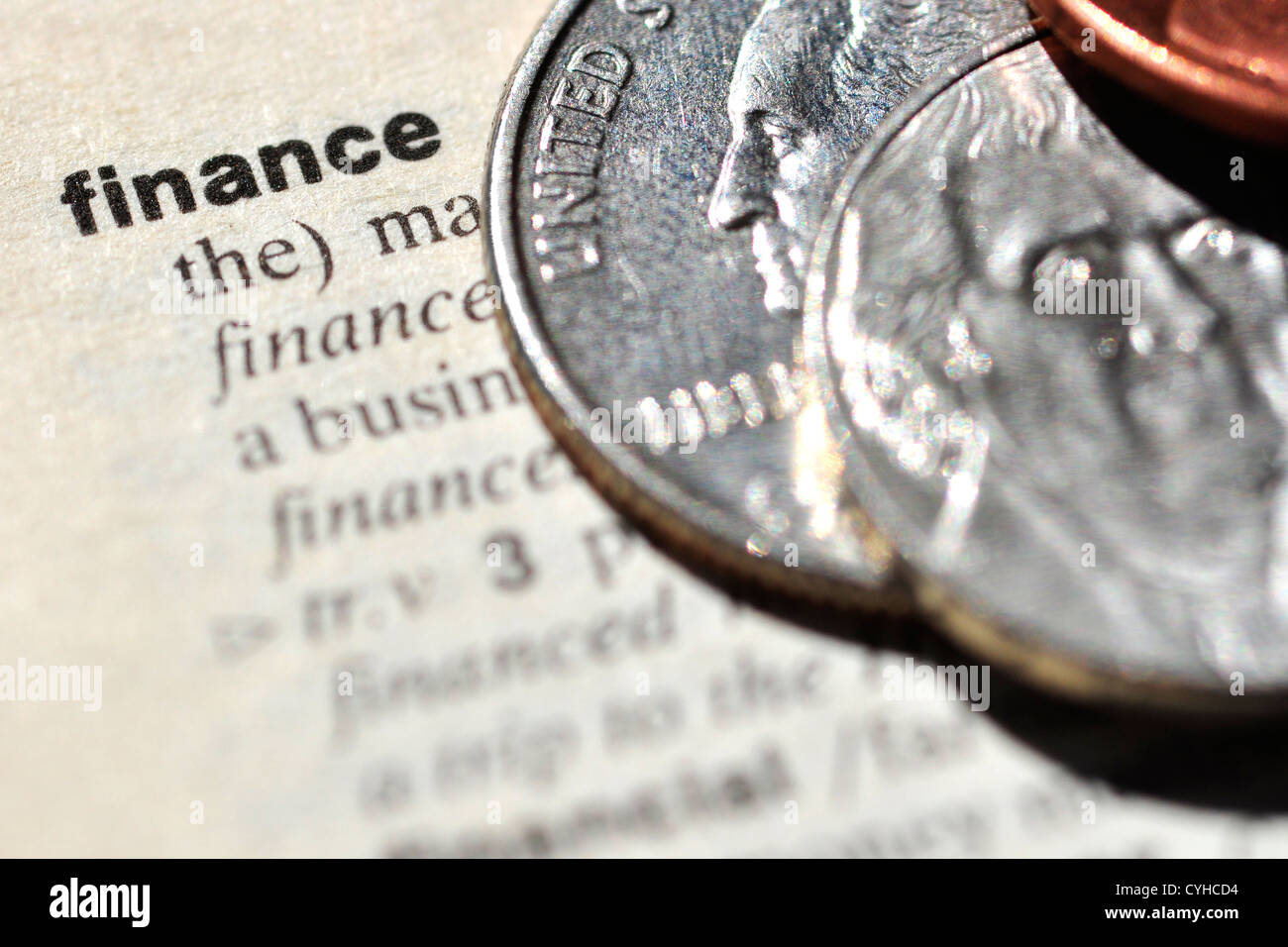 Das Wort "finanzieren", geschrieben auf einem Wörterbuch, neben einigen Vereinigte Staaten Münzen Stockfoto