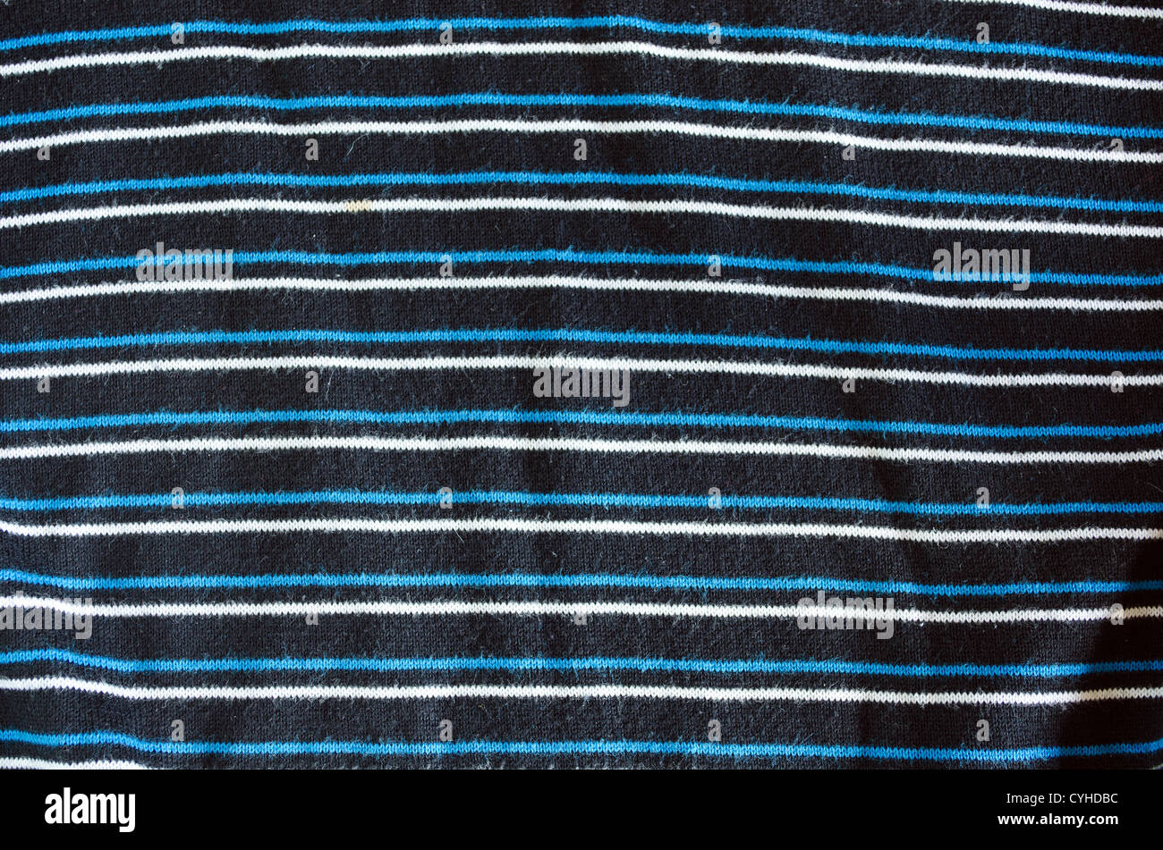 Pullover Muster Hintergrund. Weiße und blaue Linien auf schwarzem Stoff. Stockfoto