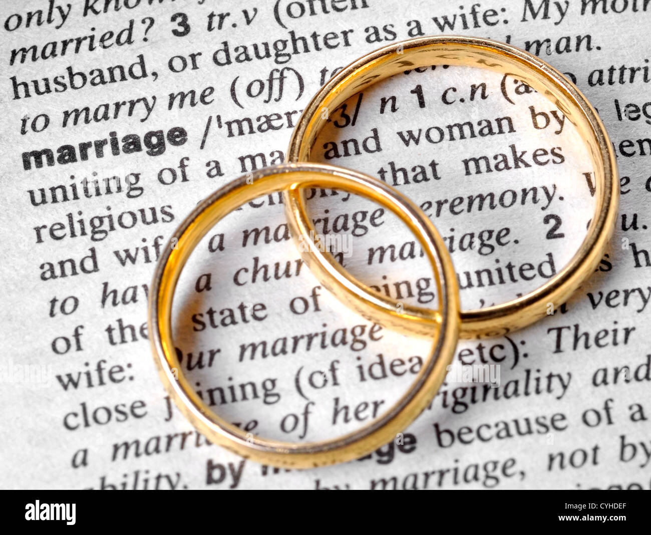 Zwei Trauringe neben dem Wort "Ehe" auf ein englisches Wörterbuch Stockfoto