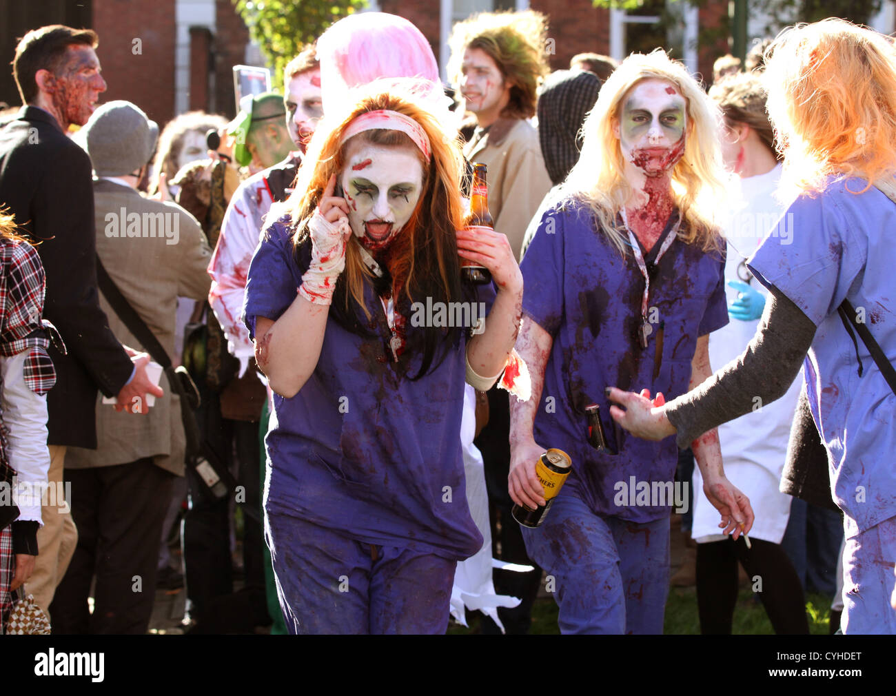 Bristol Zombie walk am letzten Samstag vor Halloween, 27. Oktober 2012, starrte auf King Square Stockfoto