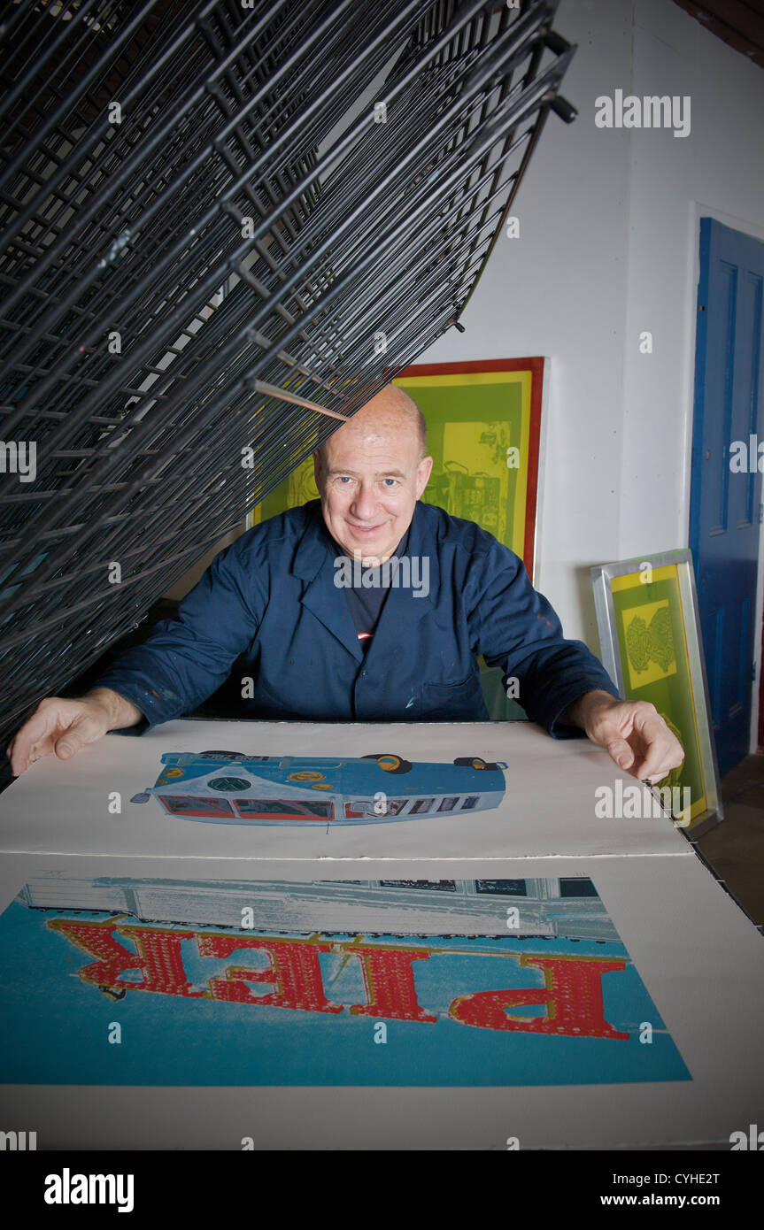 Siebdruck print Künstler Robin Ross in seinem Atelier in der Rock-Fabrik in Blackpool Stockfoto