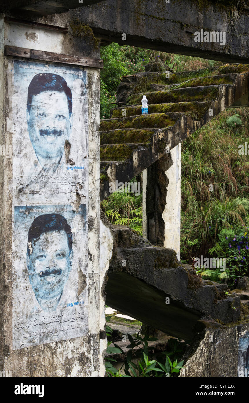 Poster auf einem verlassenen Gebäude in Kerala Indien Stockfoto