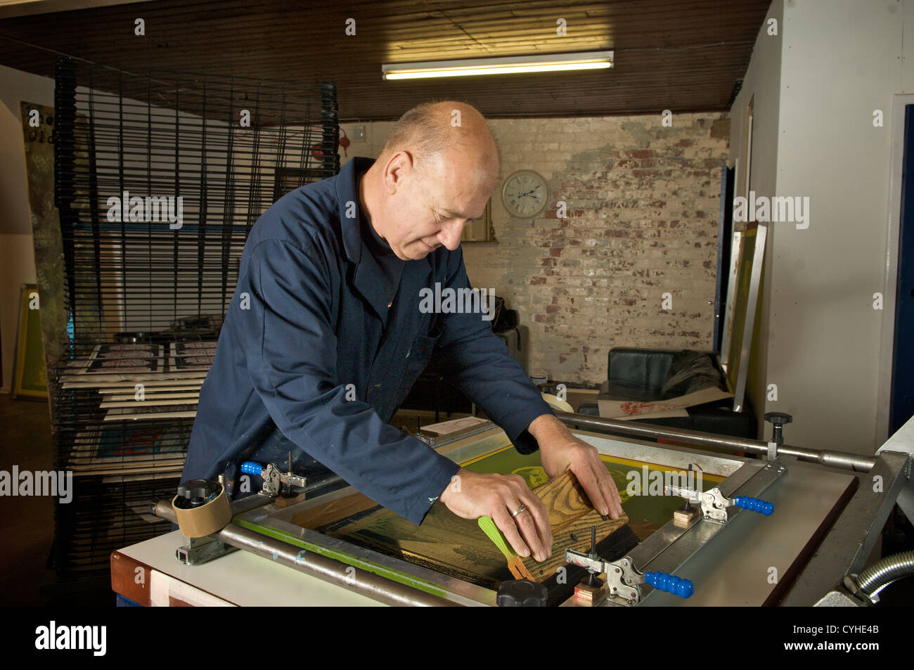 Siebdruck print Künstler Robin Ross in seinem Atelier in der Rock-Fabrik in Blackpool Stockfoto