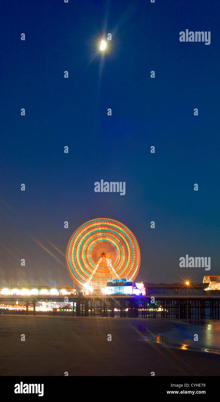 Central Pier Ferris Rad und Mond scheint während des Jahres Beleuchtung in Blackpool Stockfoto