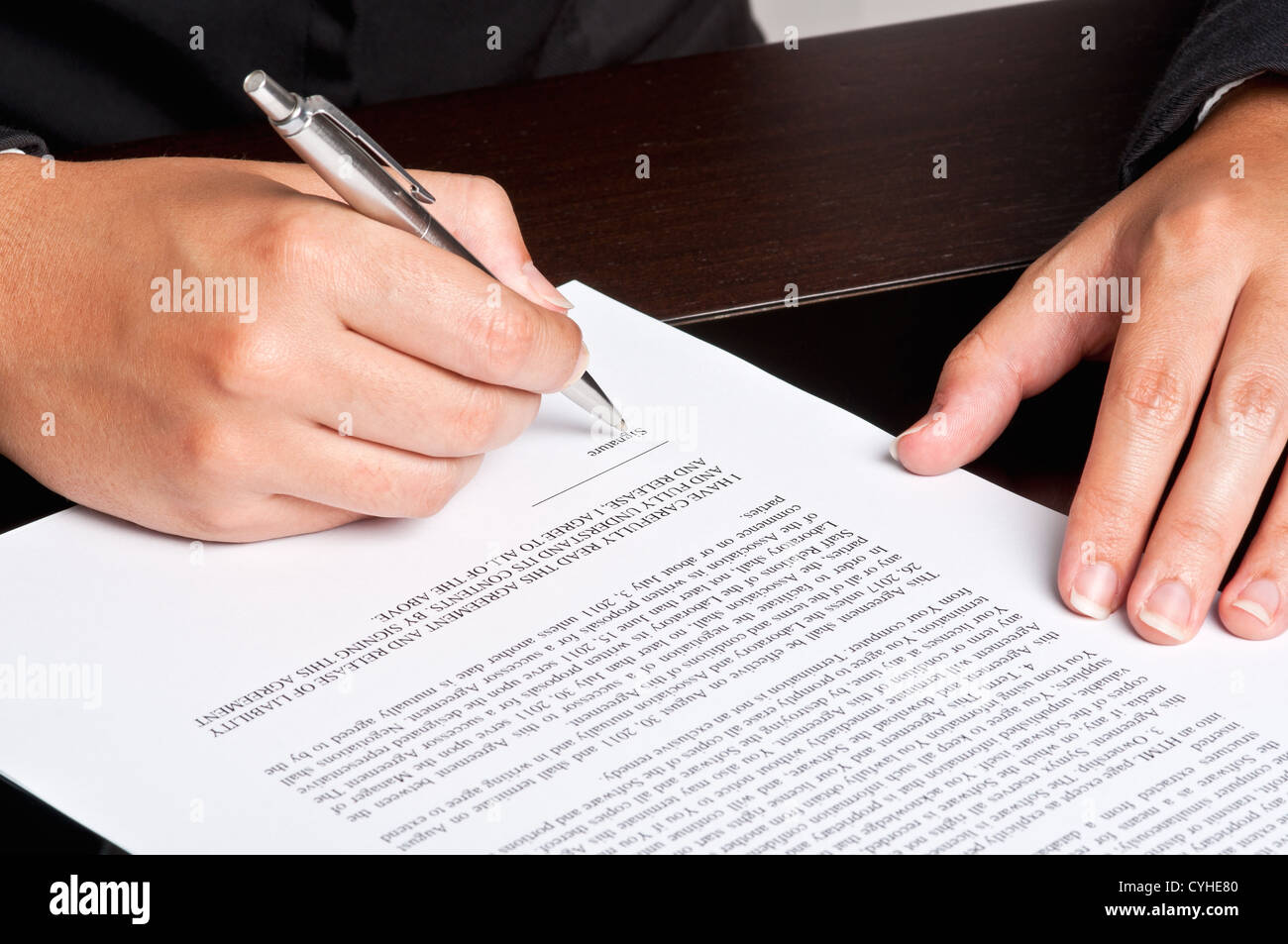 Geschäftsfrau Signieren eines Dokuments. Stockfoto