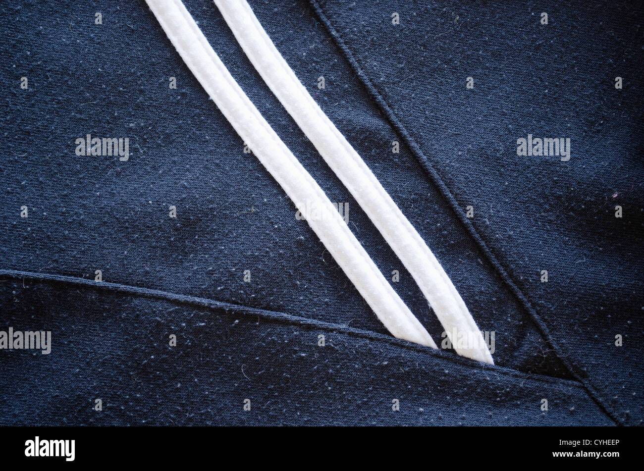 Sport Anzug Hose Schweiß Textur und zwei weiße Linien abstrakt Hintergrund. Stockfoto