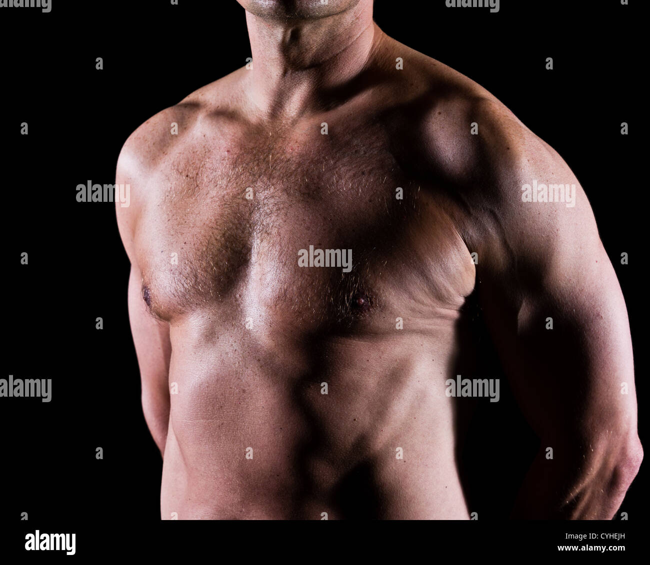 Brust schöner kaukasischen Mann, schwarzer Hintergrund Stockfoto