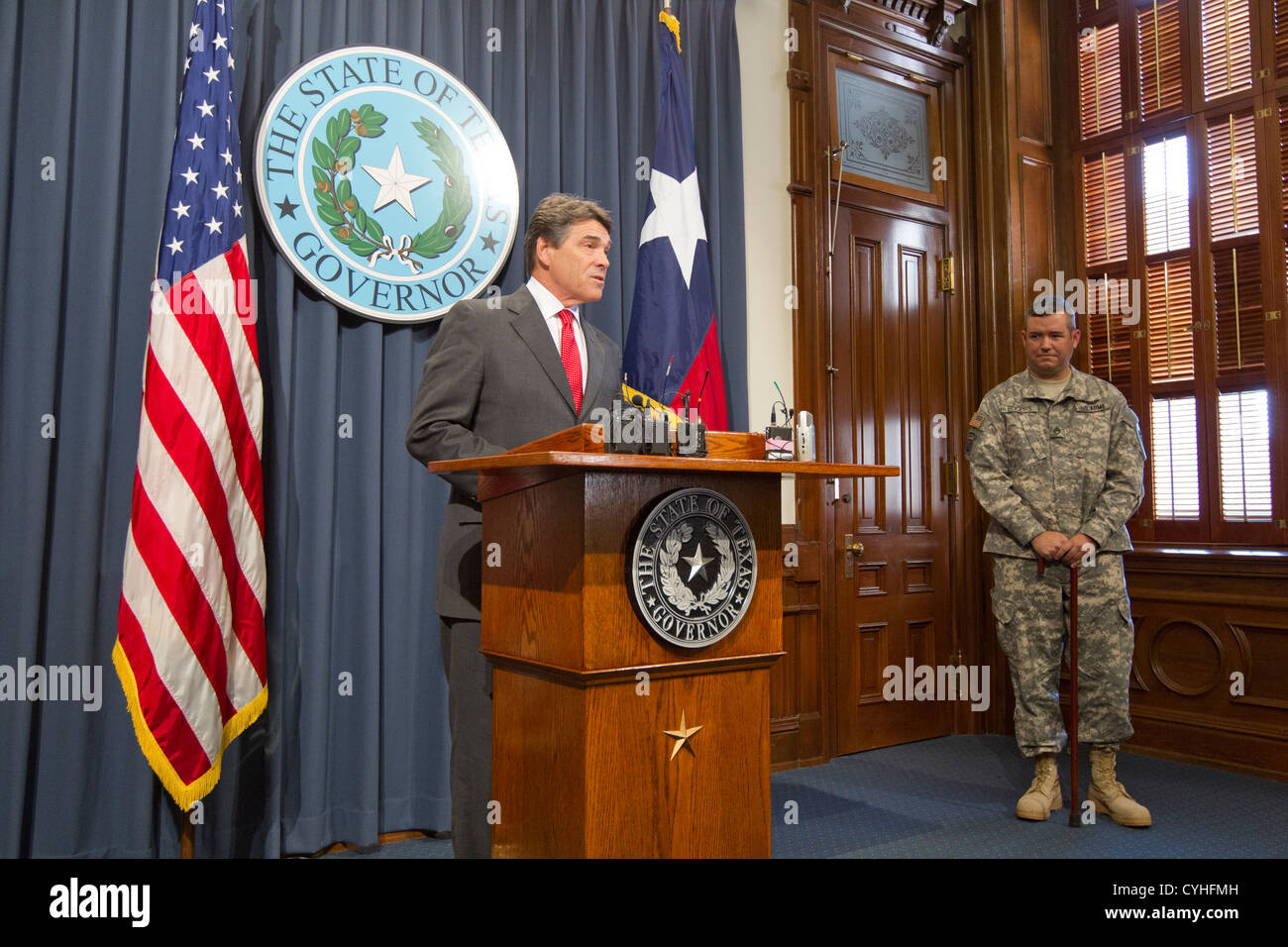 Texas-Gouverneur Rick Perry (l) präsentiert das Purple Heart und zwei weiteren Auszeichnungen Armee Flug Medic Stabsunteroffizier Patrick Rogers Stockfoto