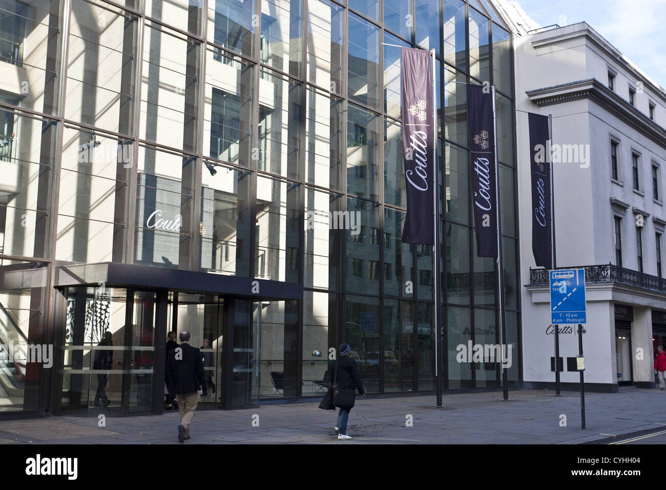 London, UK. 11.05.2012. (Im Bild) Menschen zu Fuß passieren Coutts Vermögensverwaltung & Privatbank. Peter Barbe / Alamy Stockfoto
