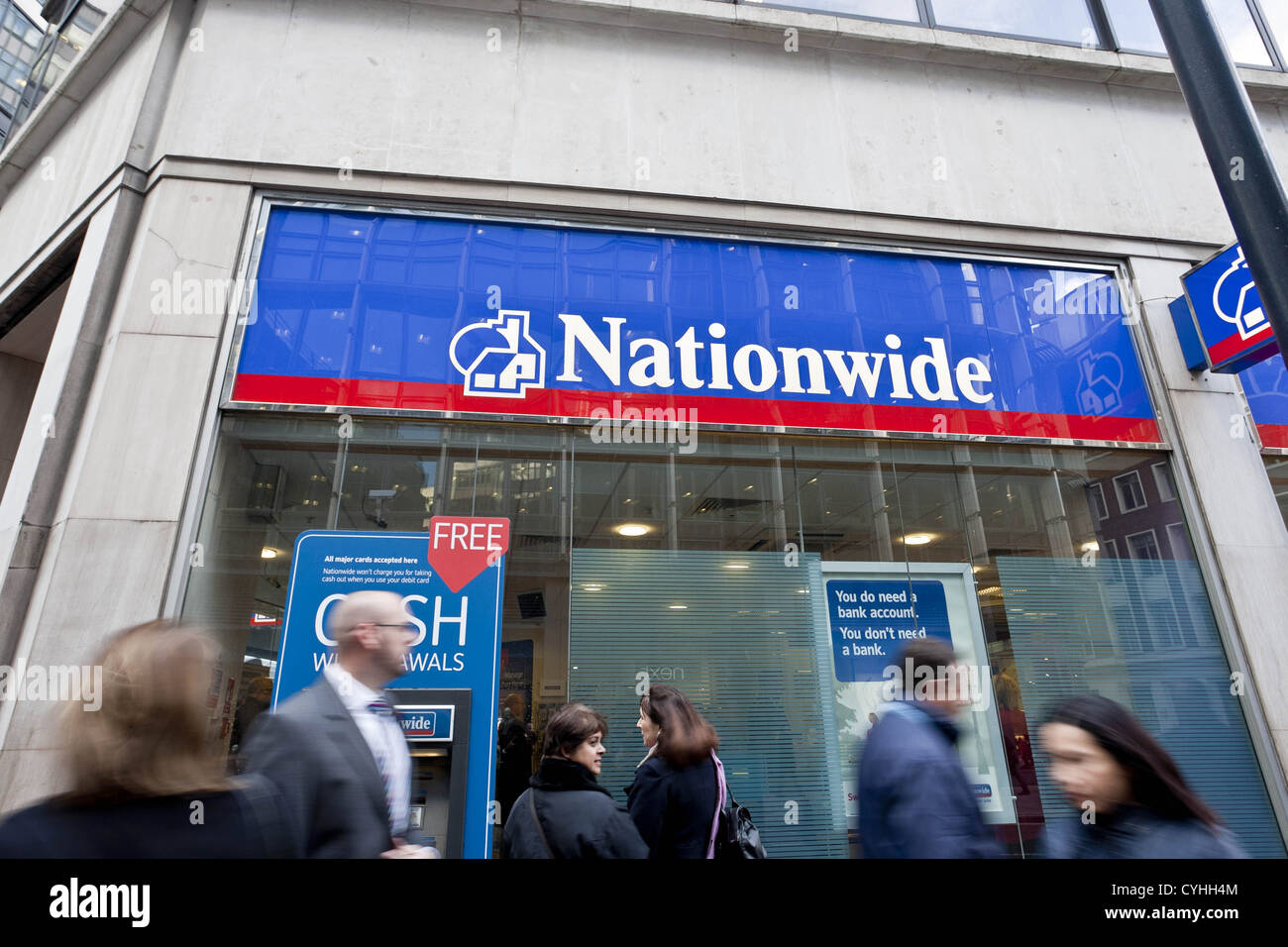 London, UK. 11.05.2012. (Im Bild) Menschen zu Fuß passieren eine Nationwide Building Society-Niederlassung in London.  Peter Barbe / Alamy Stockfoto