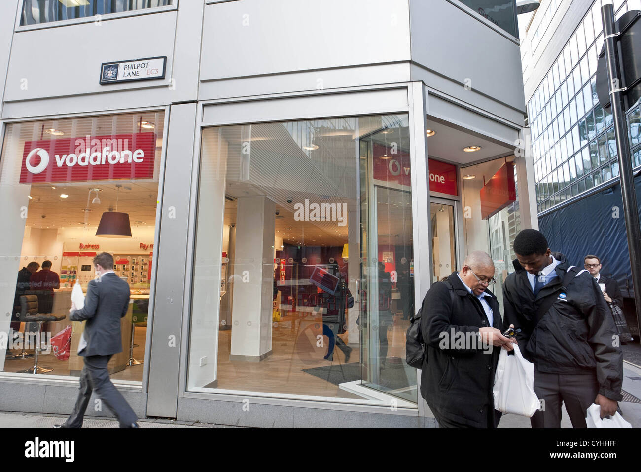 London, UK. 11.05.2012. (Im Bild) Menschen Vorbeigehen einen Vodafone store in London Credit Foto: Peter Barbe / Alamy Stockfoto