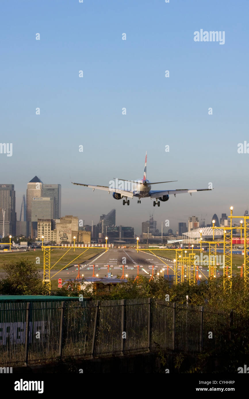 British Airways Regionalverkehrsflugzeug landet auf dem Flughafen London City, England, UK Stockfoto