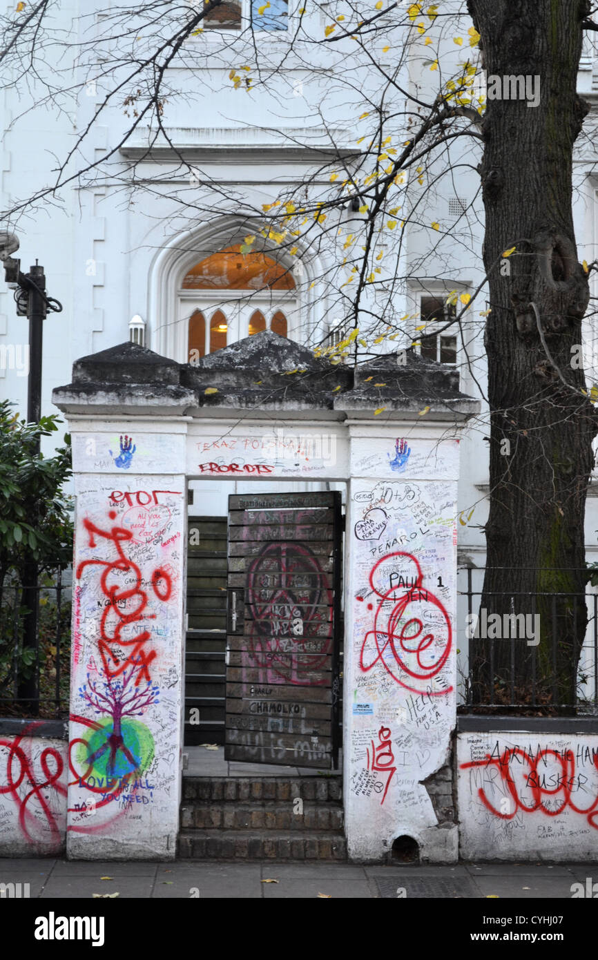 Nachrichten an Wand außerhalb Abbey Road Studios, London. Bekannt geworden durch The Beatles-Abbey Road Album. Stockfoto