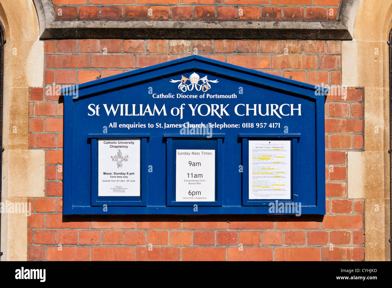 Melden Sie außen St William York Kirche, Reading, Berkshire, England, GB, UK. Stockfoto