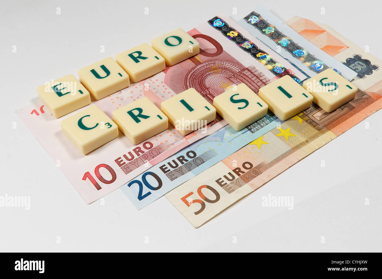 Euro-Banknoten und Spiel Fliesen, die Rechtschreibung der Wörter Euro-Krise Stockfoto