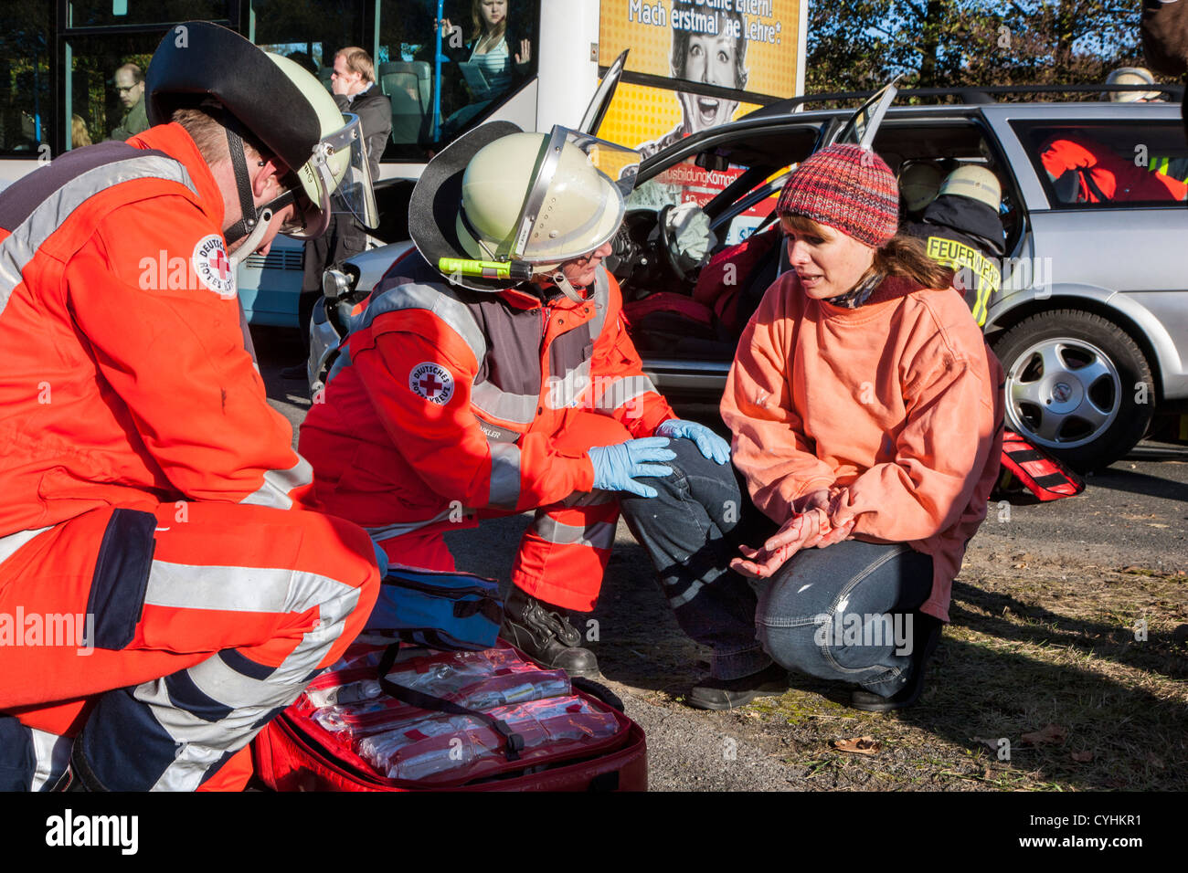 Auto crash Unfall Ausübung der Rettung Mannschaften, rotes Kreuz, Feuerwehr, Polizei. Stockfoto