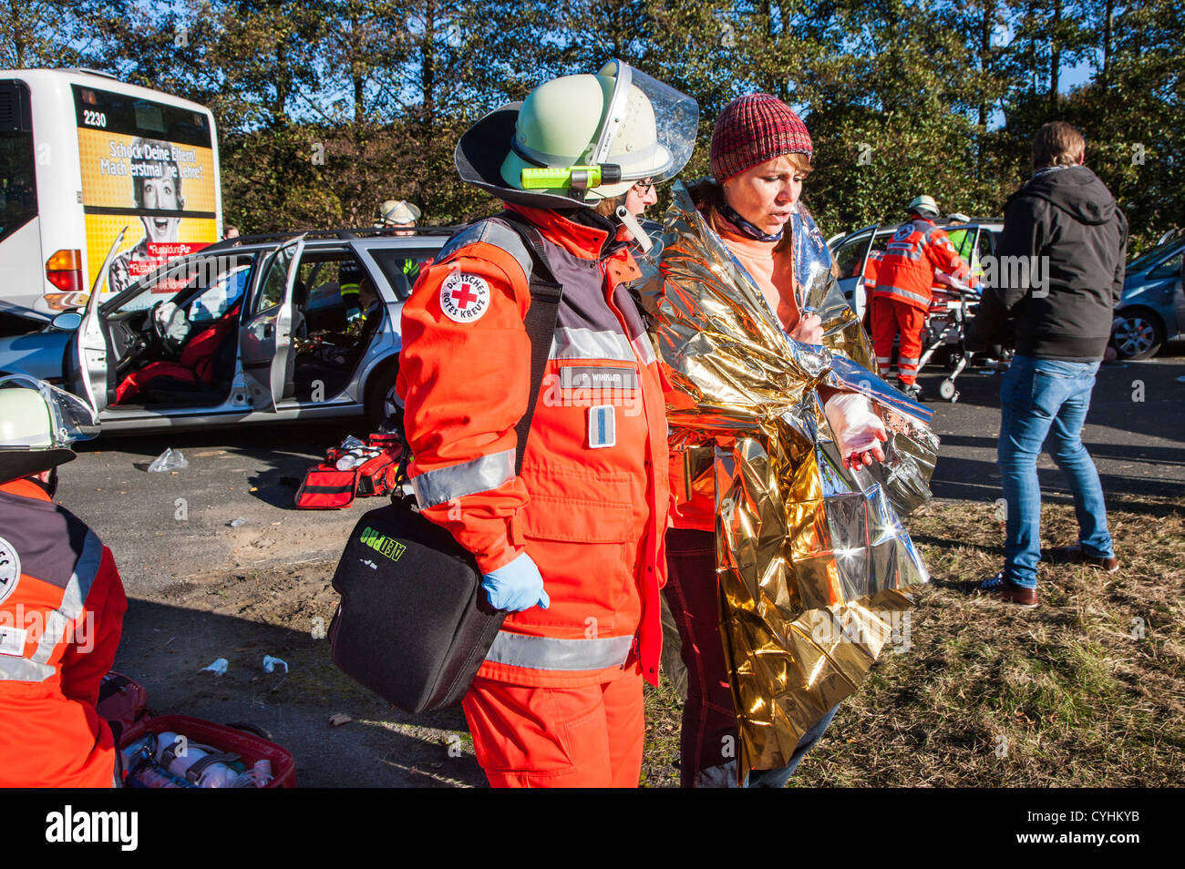 Auto crash Unfall Ausübung der Rettung Mannschaften, rotes Kreuz, Feuerwehr, Polizei. Stockfoto