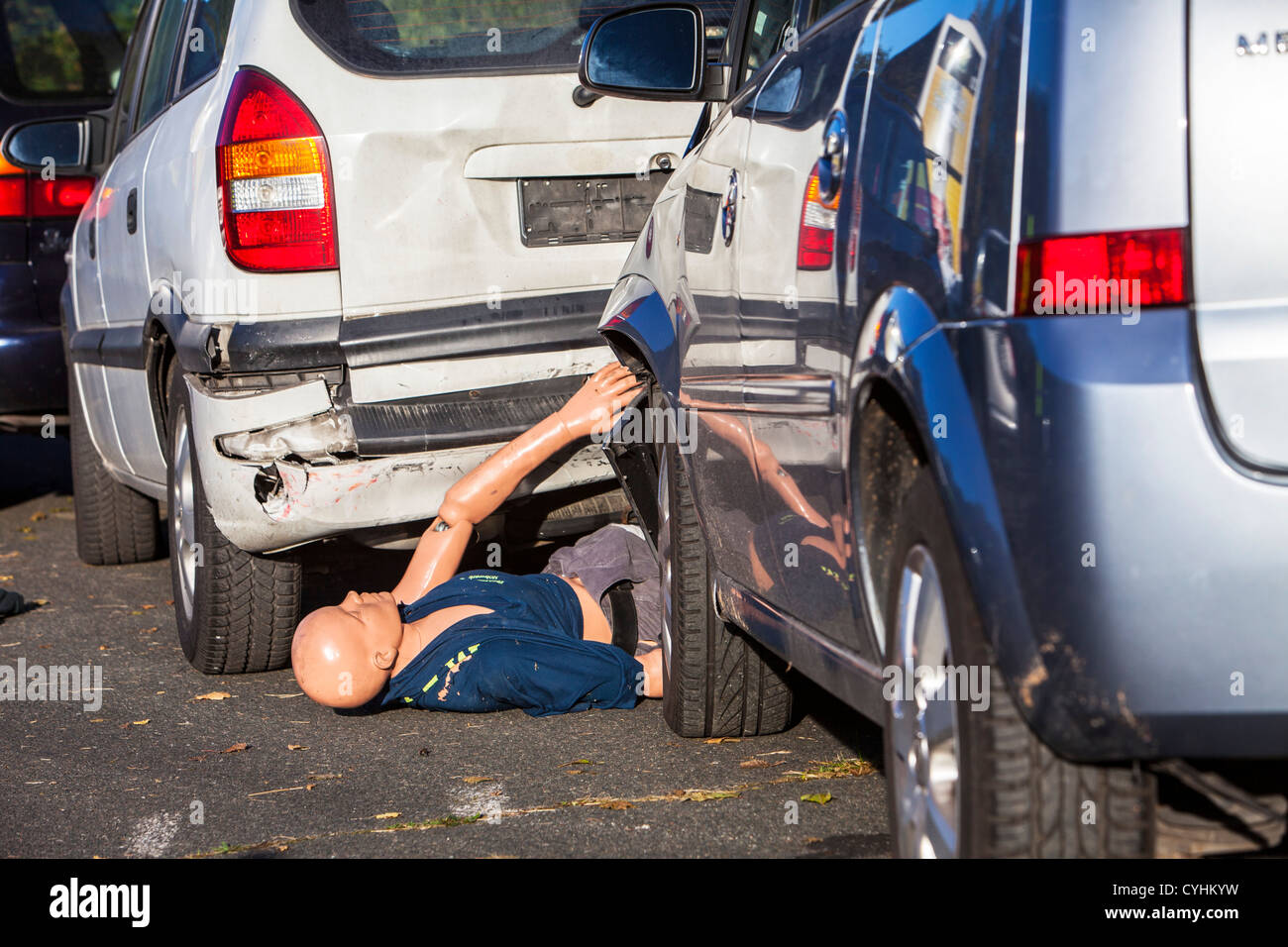 Auto crash Unfall Ausübung der Rettung Mannschaften, rotes Kreuz, Feuerwehr, Polizei. Stockfoto