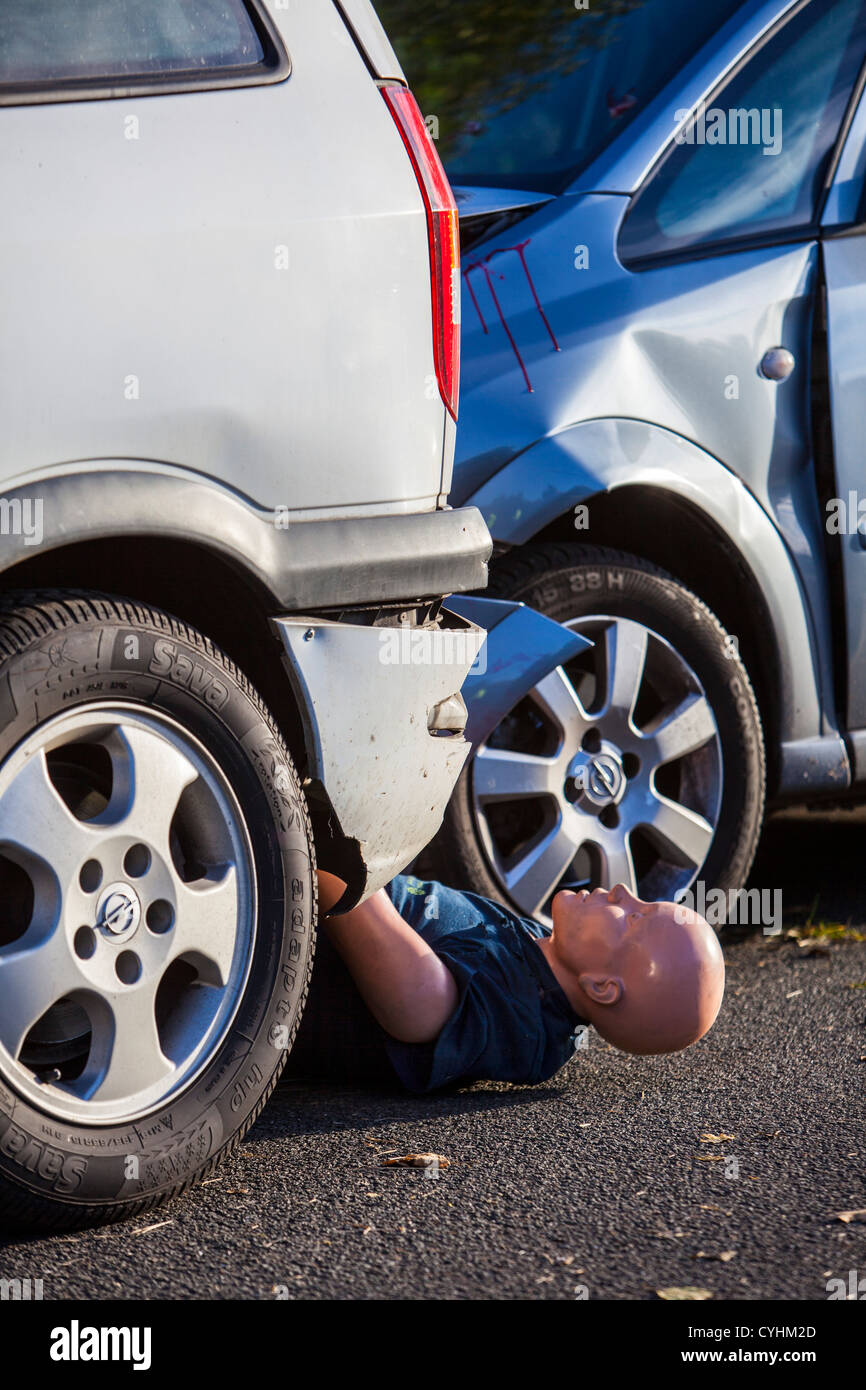 Auto crash Unfall Ausübung der Rettung Mannschaften, rotes Kreuz, Feuerwehr, Polizei. Stockfoto
