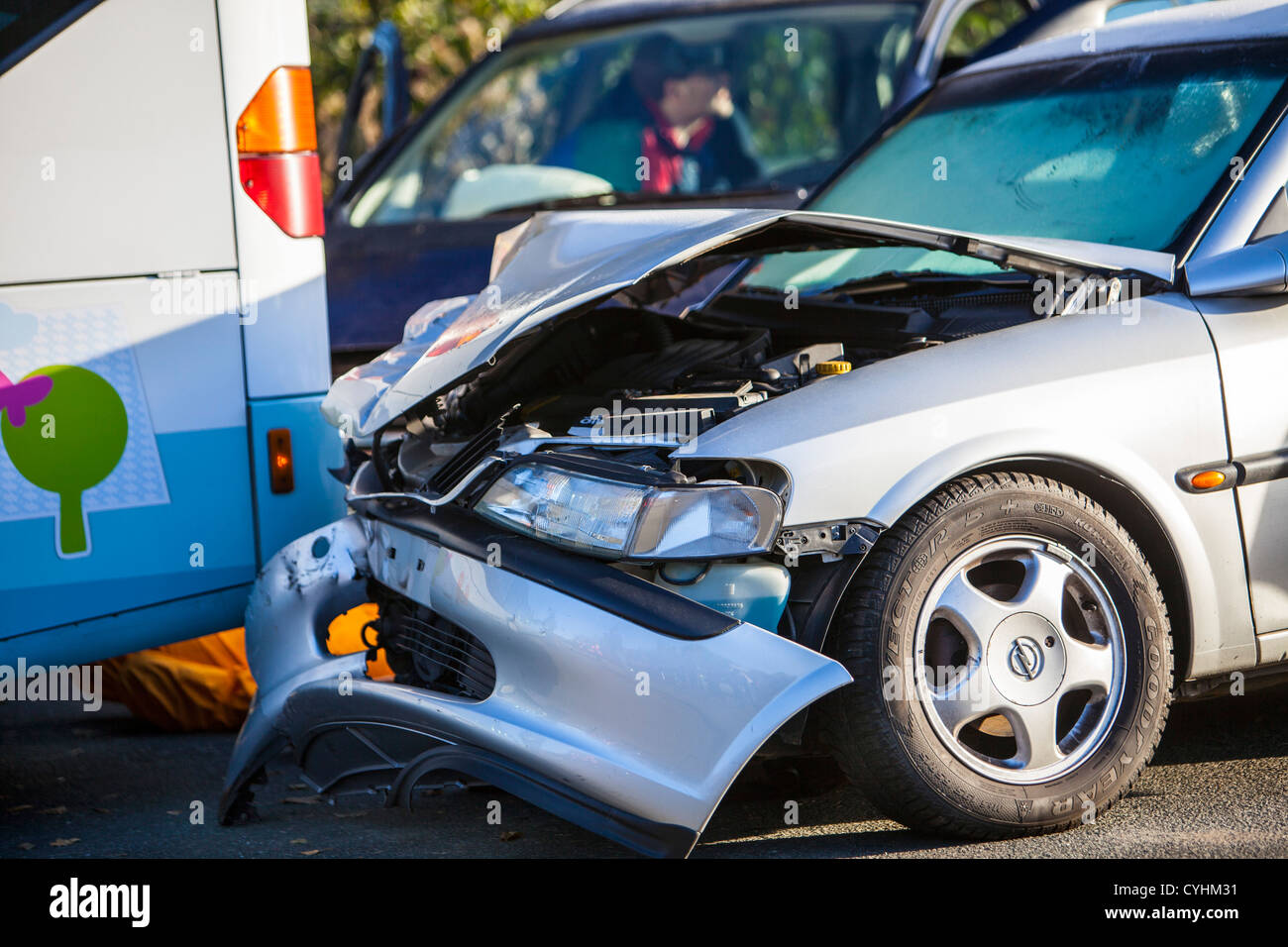 Auto crash Unfall Ausübung der Rettung Mannschaften, rotes Kreuz, Feuerwehr, Polizei. Stockfoto