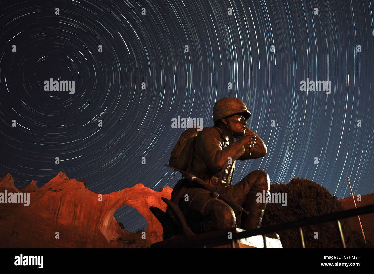 30. Oktober 2012 - Window Rock, Arizona, USA - Stars drehen in Window Rock und der Code-Talker-Gedenkstätte in Window Rock, Arizona in einem Verbund von mehr als 200 Fotos, die über einen Zeitraum von drei Stunden Zeitraffer. (Kredit-Bild: © wird Seberger/ZUMAPRESS.com) Stockfoto