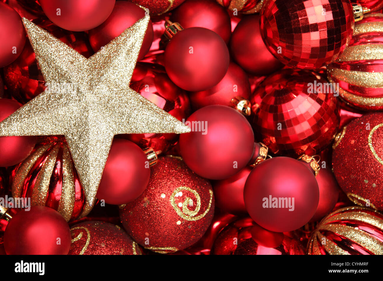 Glitzer goldenen Stern auf Weihnachtskugeln. Stockfoto
