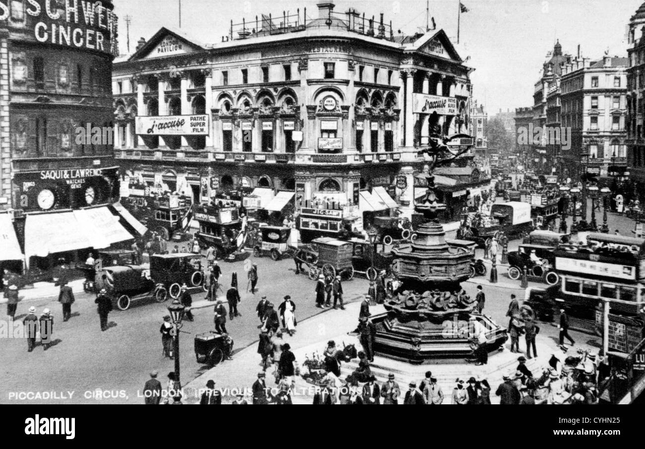 Piccadilly Circus London UK 1920er Jahre The London Pavilion - ein Kino zeigt den „Pathe Super Film J'accuse“ (1919) Hansom fährt mit den Taxis viele Menschen zum Einkaufen Stockfoto