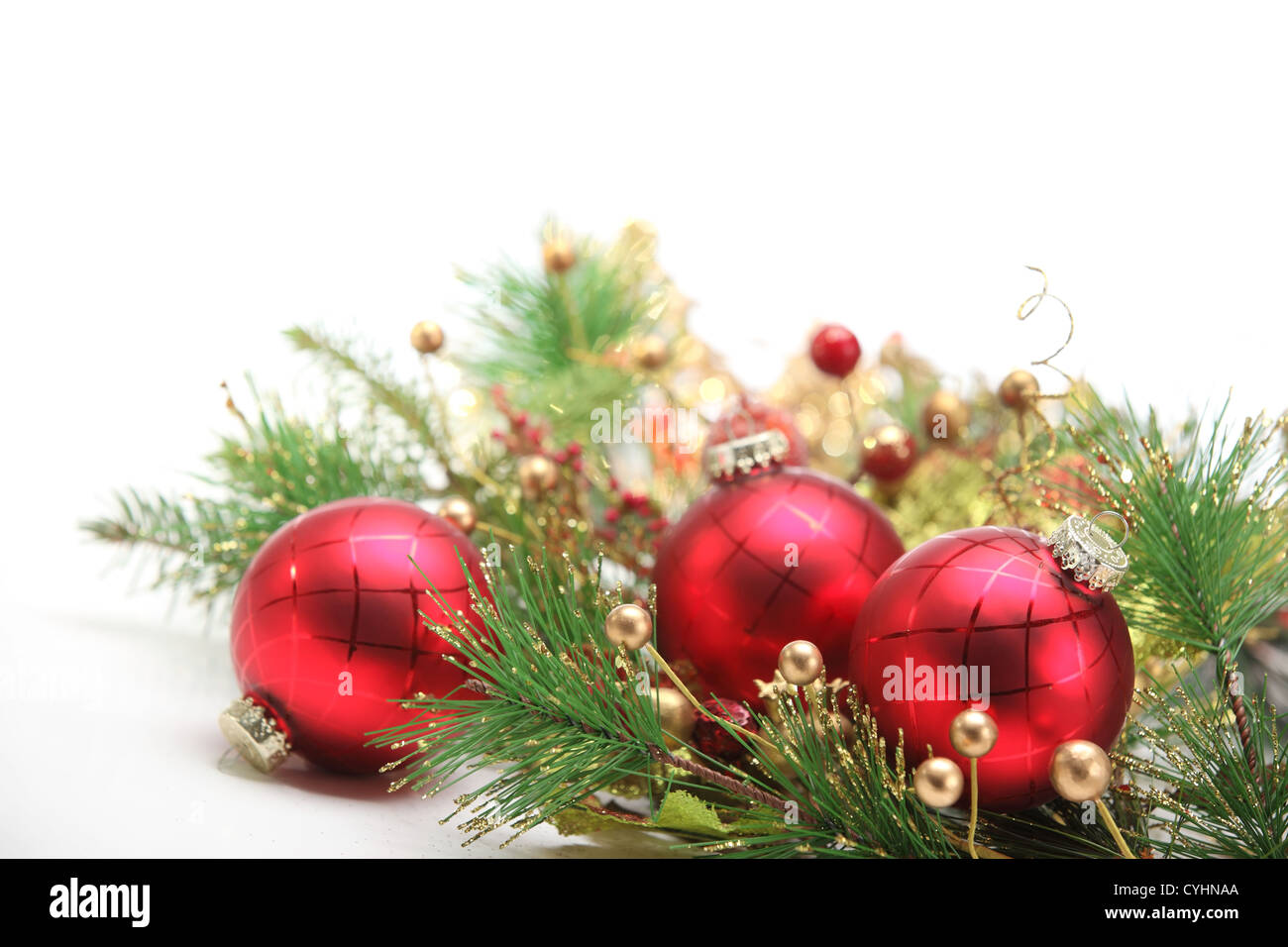 Weihnachts-Dekoration mit Kugeln und Tanne Zweig. Stockfoto