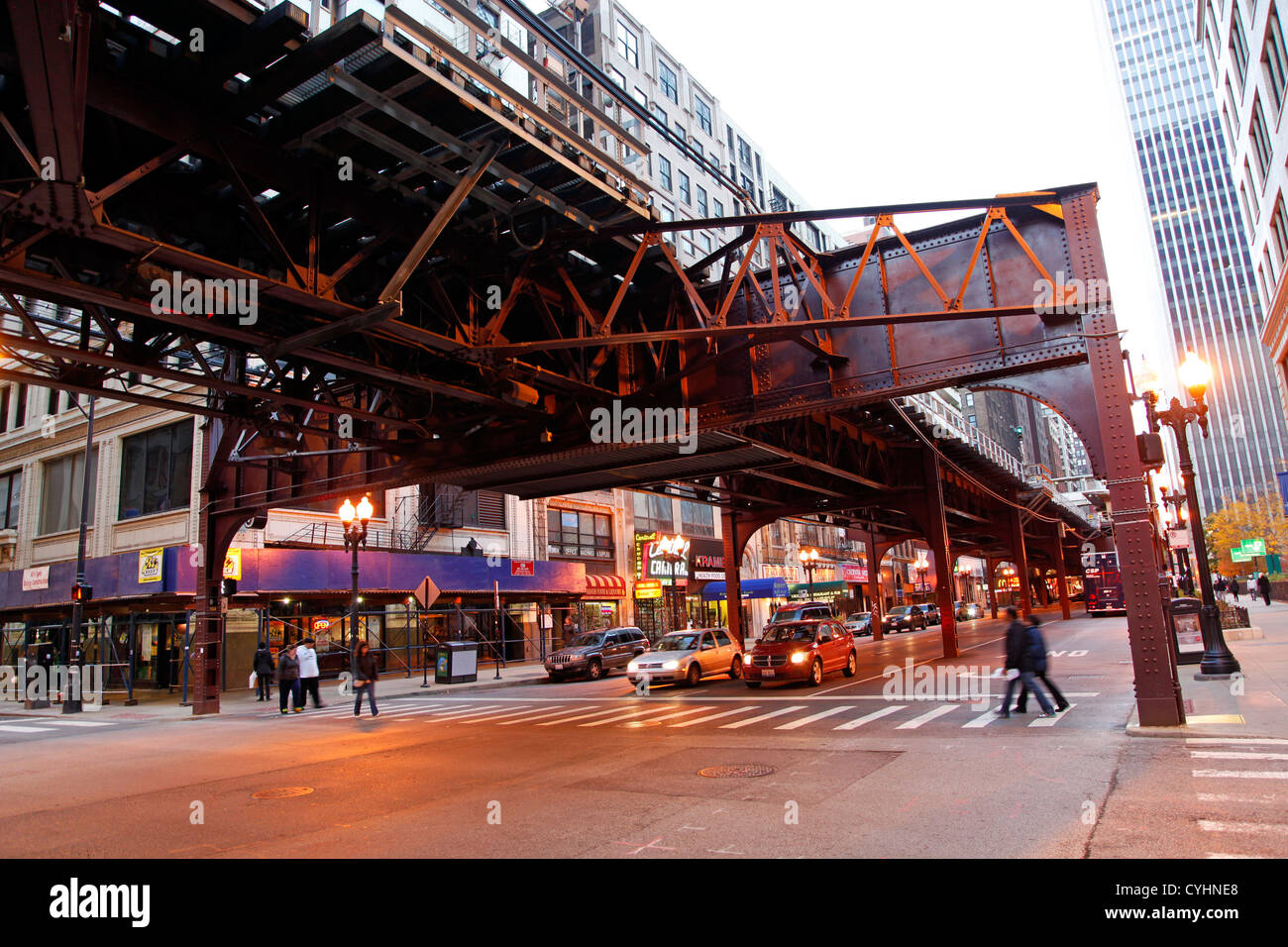 Chicago-Overhead CTA, Stadt-Verkehrsbetriebe, verfolgt u-Bahn über die Straße, Illinois, Amerika Stockfoto