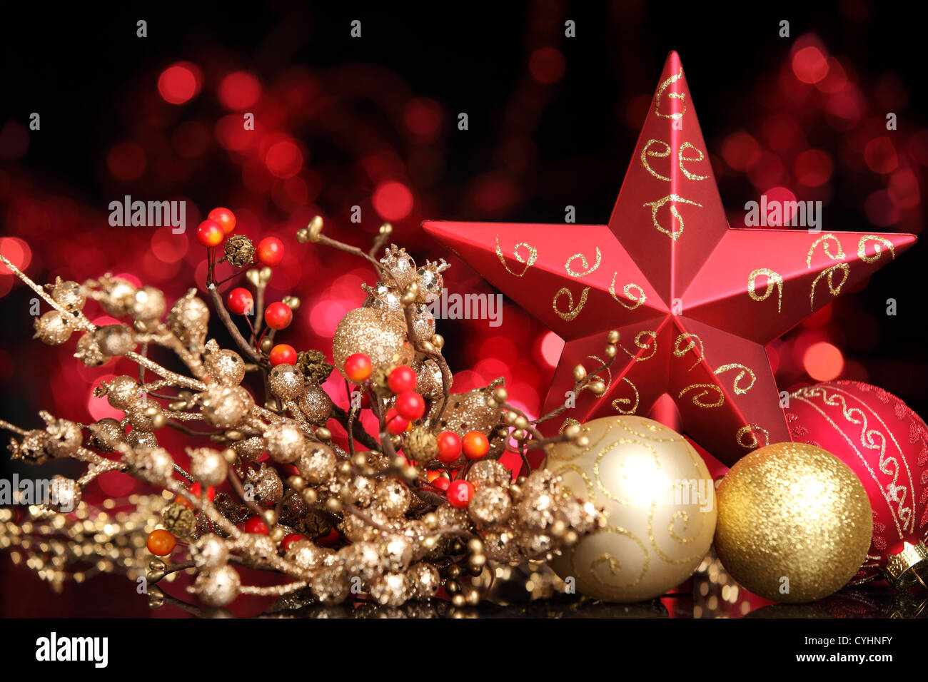 Weihnachtskugeln und Stern auf abstrakten Hintergrund leuchtet flachen Dof. Stockfoto