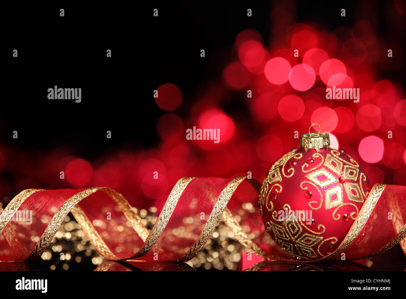 Weihnachtskugel mit Band auf abstrakten Hintergrund, flachen Dof. Stockfoto
