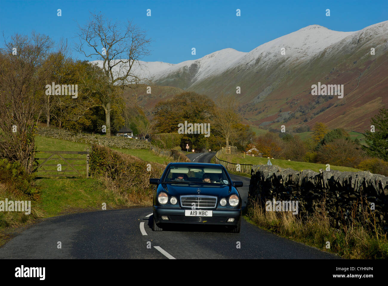 Auto auf die A592 durch das Dorf Troutbeck, Nationalpark Lake District, Cumbria, England UK Stockfoto