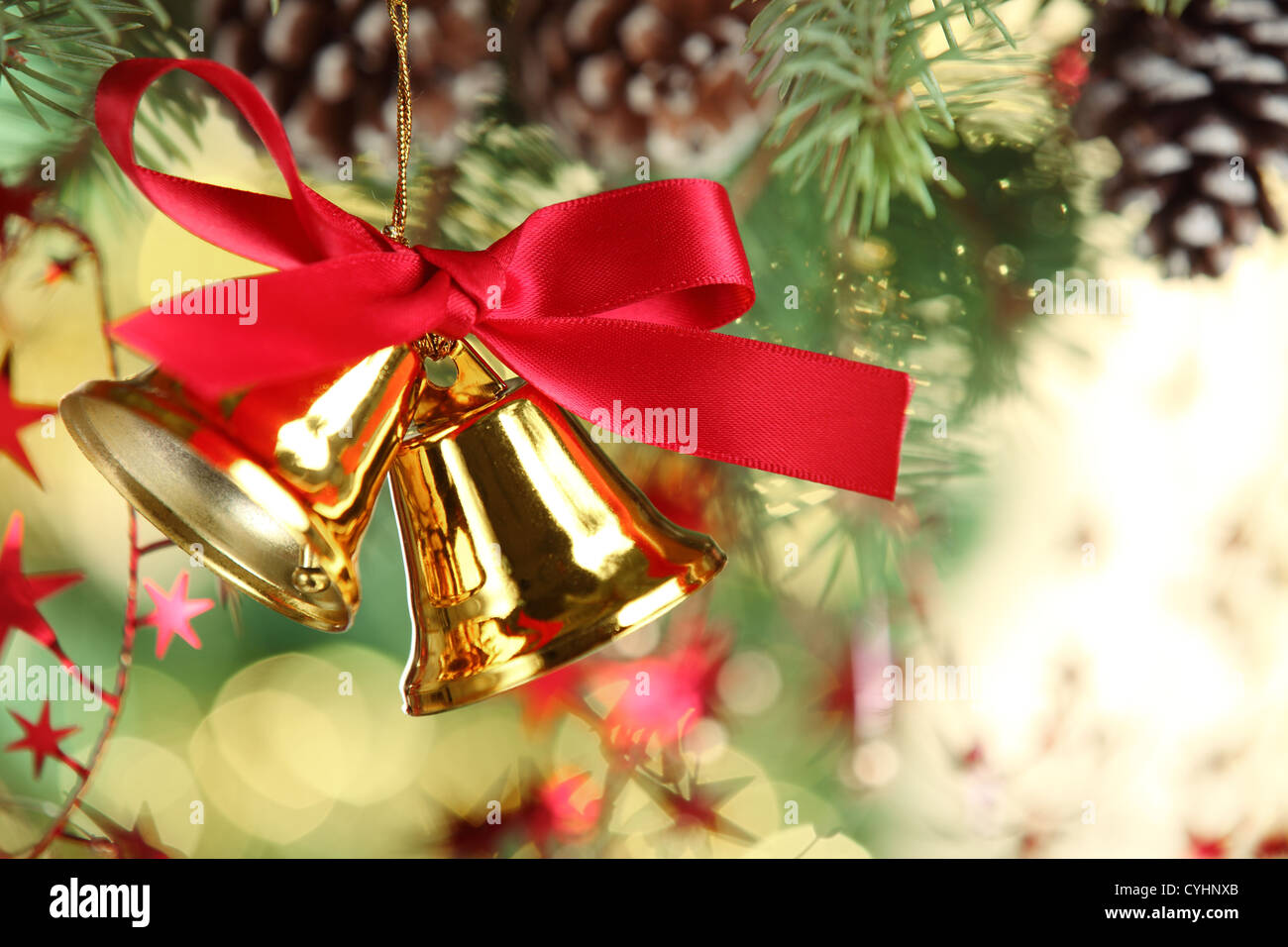 Jingle Bell von Weihnachtsbaum hängen Stockfoto