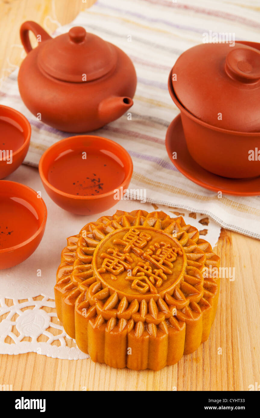 Mooncake und Tee-Set auf Tisch. Mooncake traditionell gegessen während des Mid-Autumn-Festivals. Stockfoto